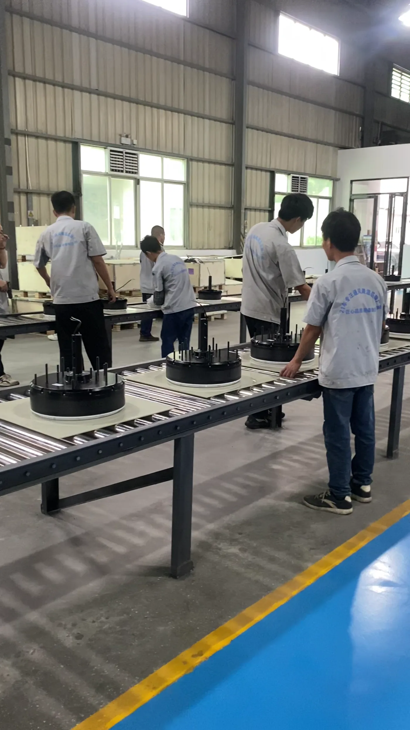 Hantaitong industrial big fan workers assembling motor components on the production line